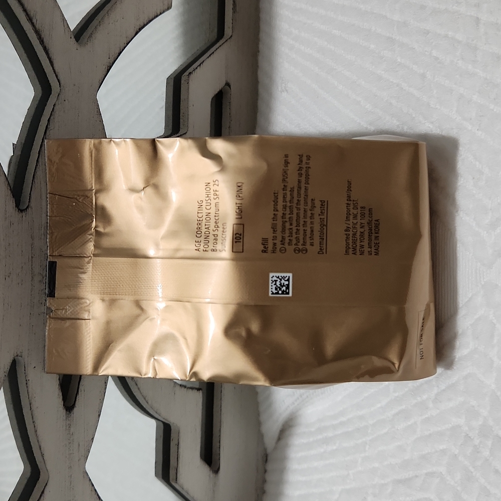 AMOREPACIFIC Age Correcting Foundation Cushion. - Picture 2 of 2